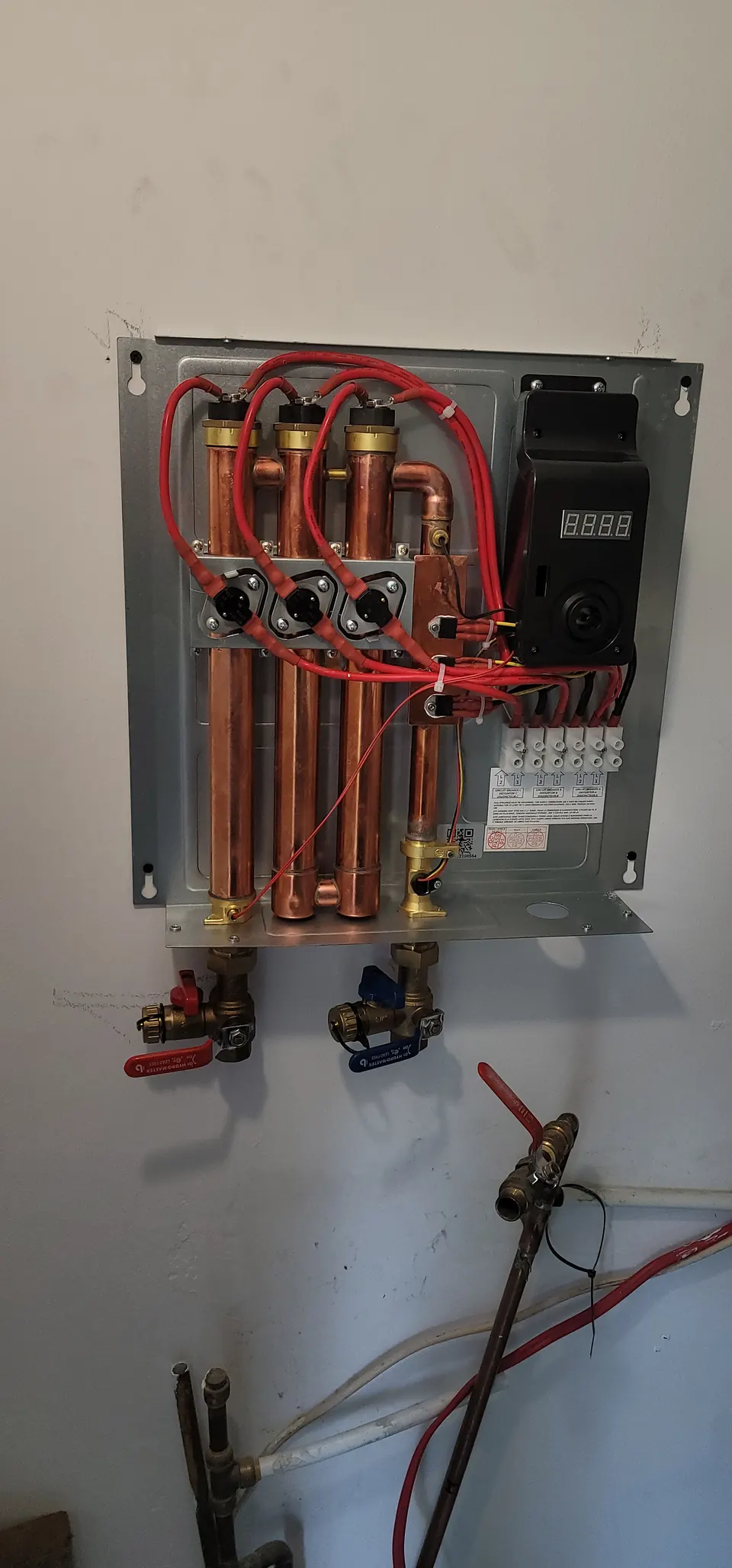 Electric tankless water heater with copper connections