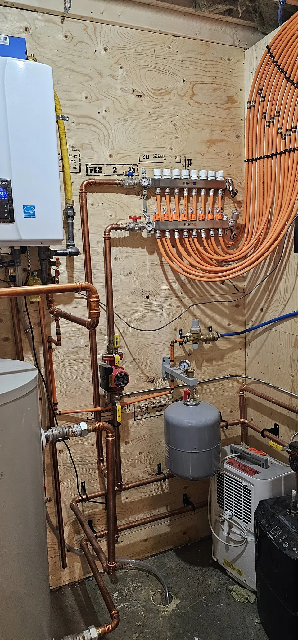 Tankless water heater with a PEX distribution manifold