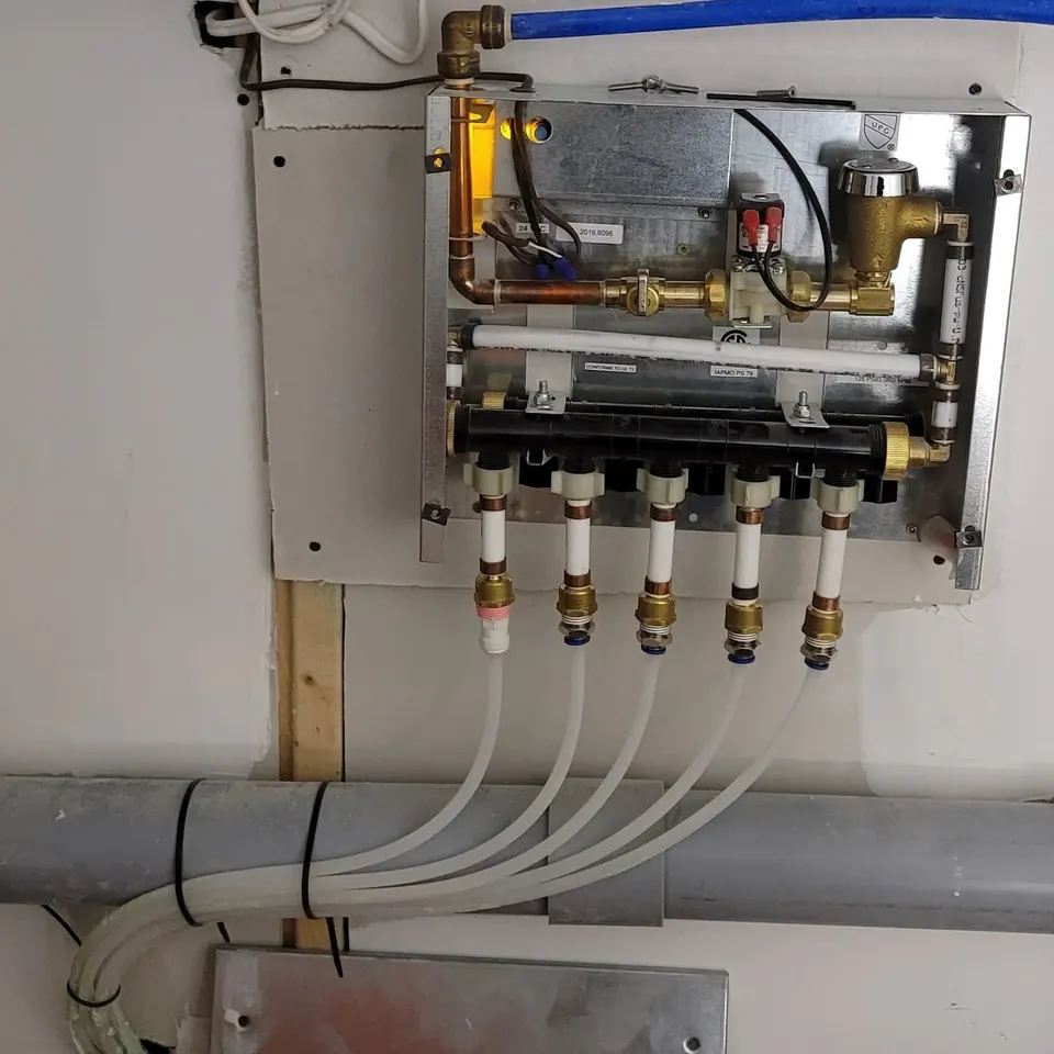 Water distribution manifold with individual shut-off valves